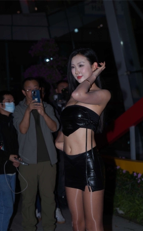夜色下的黑皮亮丝