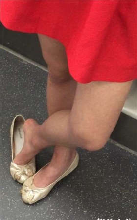 街拍地铁上听歌的红裙清纯颜值美女