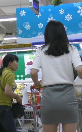 美女逛超市