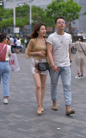 街拍很配合的小姐姐