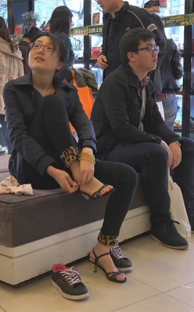 绵袜下包裹的是知性少妇的一双精致素足