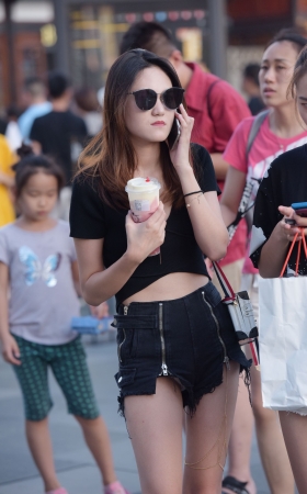 热裤美女