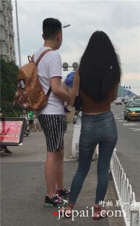 紧身蓝牛宽臀妹子跟小男友路边等车  [937 MB]