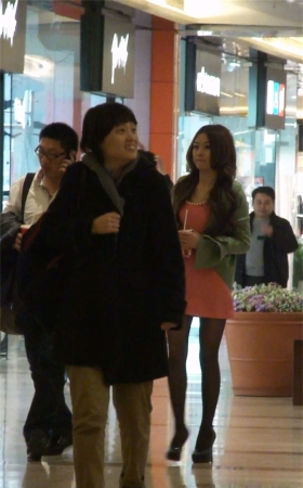 跟拍粉色短裙黑丝袜美女