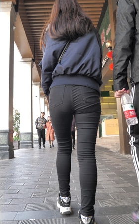 黑色紧身裤女孩