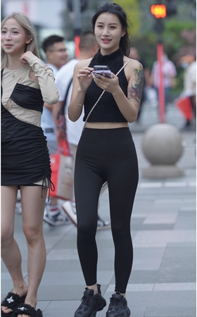 黑色紧身裤小姐姐【套图+视频】