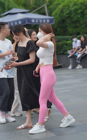 极品紧身粉裤MM