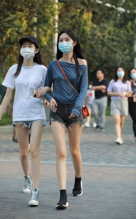 四九城嘎子街拍作品 - 热裤美腿闺蜜