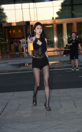 天然大长腿黑丝美女