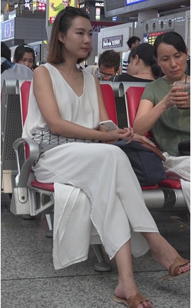 白色套装美女