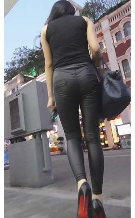 紧身黑色皮裤妹子