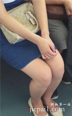 地铁上的牛仔裙妹子