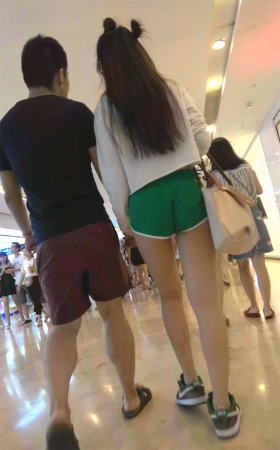蓝色短裤靓妹