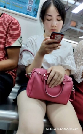 地铁上的丝袜美腿MM [1.32 GB/mp4]