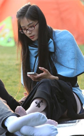 No612 一双秀美的长丝，已分不清是白色还是肉色 第2套