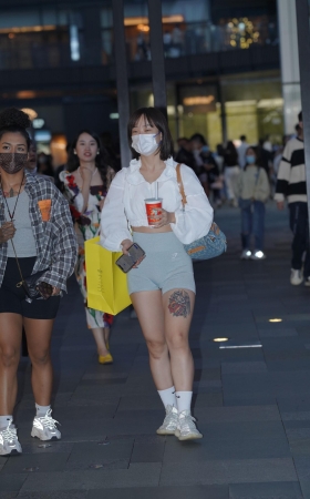搭讪白皙美腿女孩