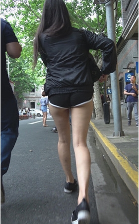 黑色短裤美女