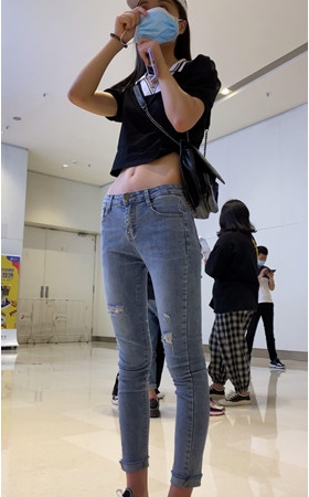 露腰的苗条长腿小姐姐