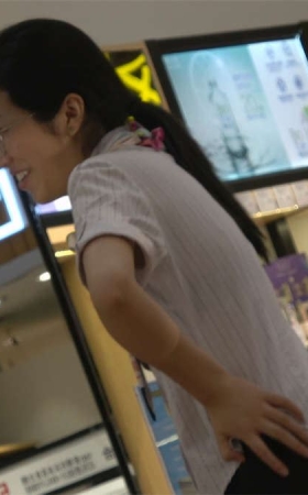 美女销售员的印花丝袜