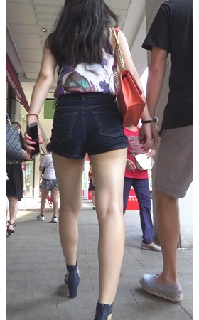 热裤妹子