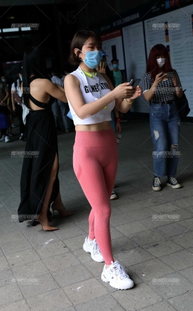 粉红紧身美女拍照 [20P]