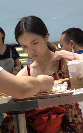 用餐，花色吊带连衣裙