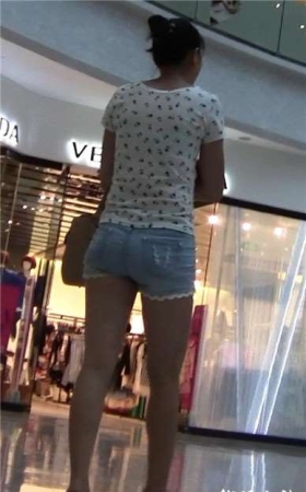热裤美腿少妇逛超市 [1.83 GB]