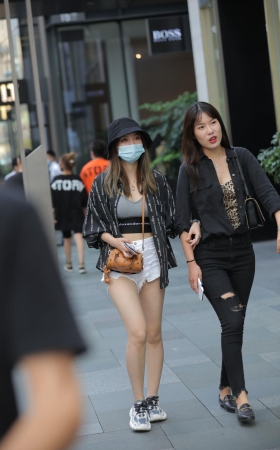 白白净净热裤小妹