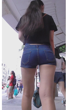 黑衣牛仔热裤紧身妹子