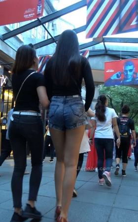 4K - 街拍顶级大长腿高跟美女悠闲下午茶 [1.29 GB/MP4]