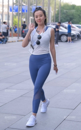 开朗的瑜伽裤美女 [14P]
