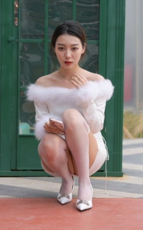 白裙美女