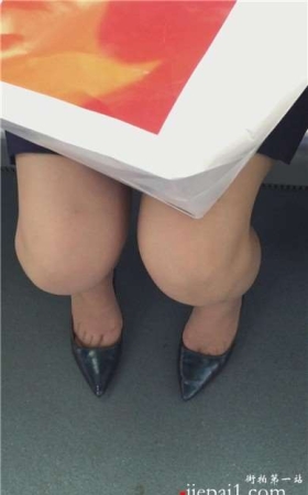 地铁拍摄尖嘴高跟美腿性感少妇