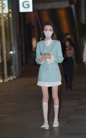 浅绿包臀裙大长腿美女