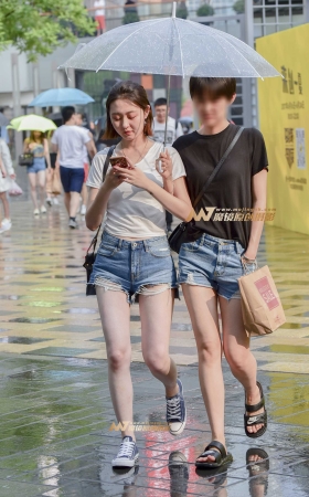 雨后热裤长腿美女 [20P]
