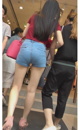 红衣蓝色紧身牛仔短裤妹子