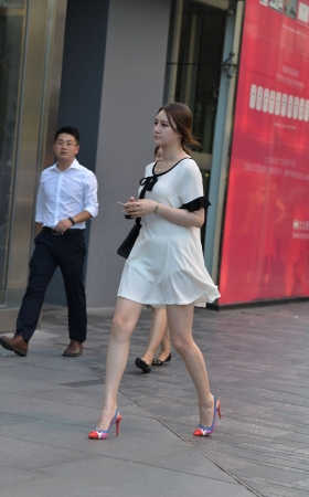 高跟凉鞋短裙美腿