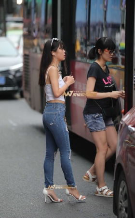 等公交的紧牛小妹 [15P]