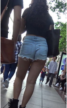 牛仔热裤月牙美女