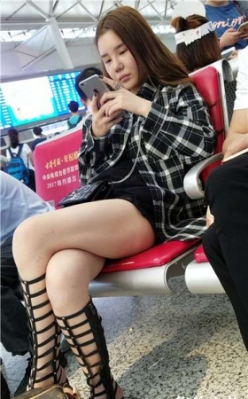 4k超清，候车室拍摄等车的美女，玩着苹果手机很时髦