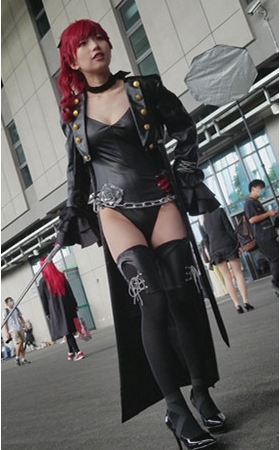 漂亮的coplay黑色披风红发妹子