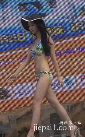 4k-好身材沙滩泳装美女模特，高跟长腿超漂亮。
