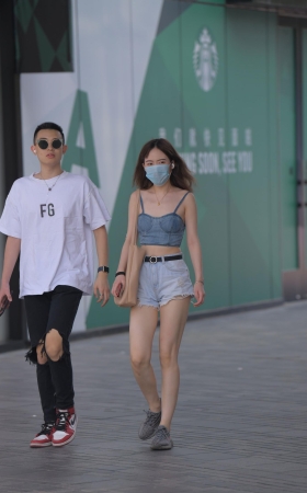 热裤妹子