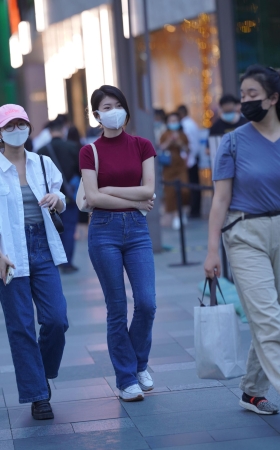红衣牛仔小妹