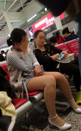 车站灰色圆点包臀短裙肉色丝袜极品美腿少妇