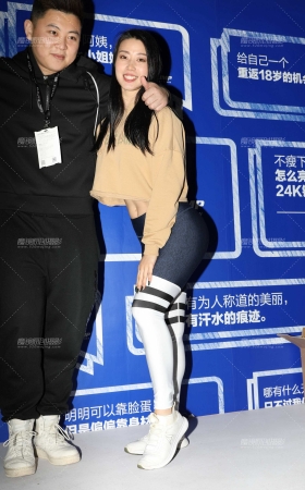忙碌中的紧身裤美女 [27P]