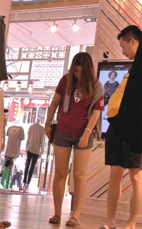 丰满漂亮的运动裤美女