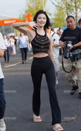 瑜伽裤美眉 [17P]