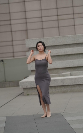 跳舞的连体包臀裙美女