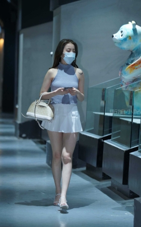 迷人的百褶裙女孩【套图+视频】<font color=red> [10P]</font>